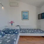 Pikolo Omis Apartment Tice