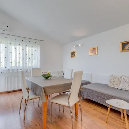 Apartment Pikolo Omis Tice