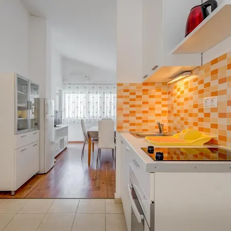 Pikolo Omis Apartment Tice