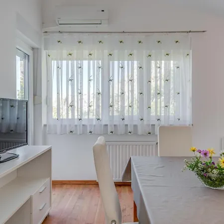 Pikolo Omis Apartment Tice