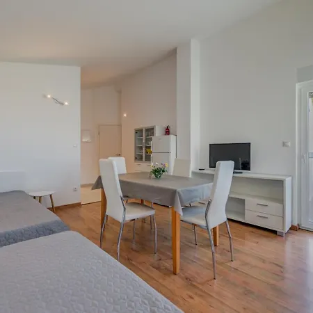 Pikolo Omis Apartment