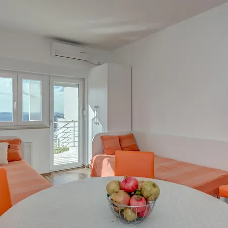 Pikolo Omis Apartment *