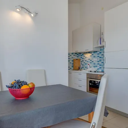 Apartment Pikolo Omis