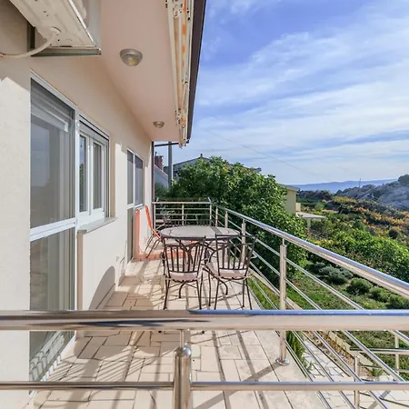Apartment Pikolo Omis Tice