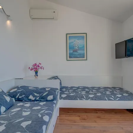 Pikolo Omis Apartment Tice