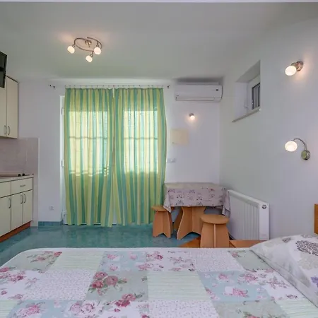 Pikolo Omis Apartment Tice